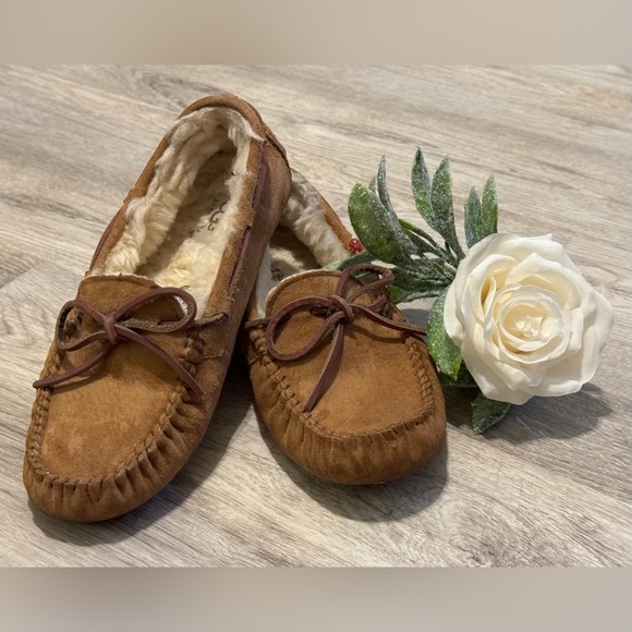 UGG DAKOTA CHESTNUT SUEDE SHEEPSKIN MOCCASINS WOMEN'S SIZE US 6 - EUC - Picture 1 of 9